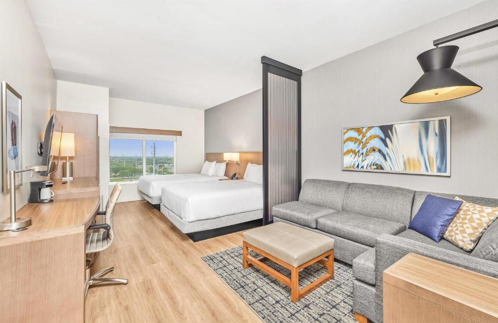 Queen Room with Two Queen Beds and Sofa Bed - High Floor interior